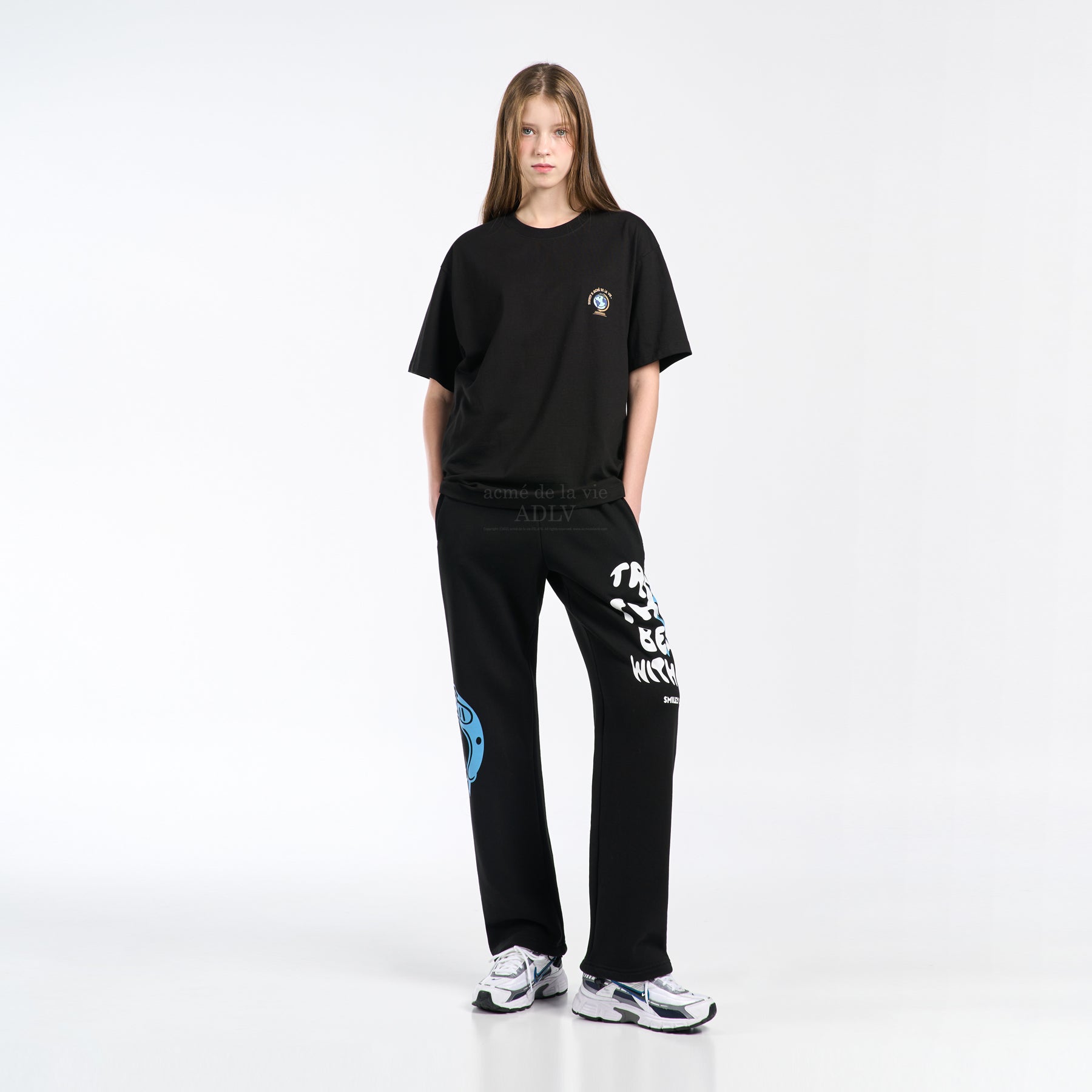CHINTI & PARKER Chinti And Parker x SmileyWorld® - Smiley Cotton Track Pants  in Blue | Endource