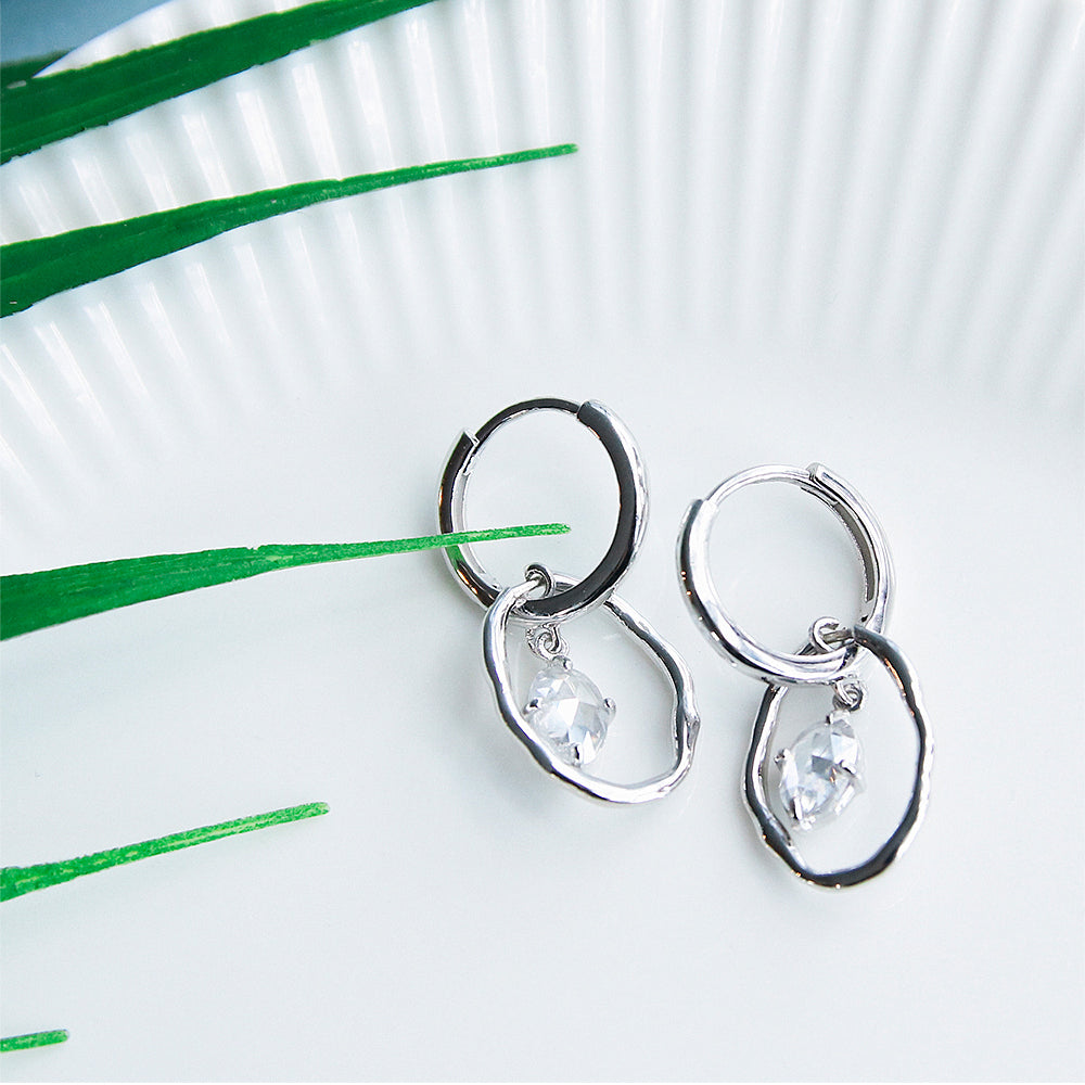 CLUE - Lump White Round Silver Earrings